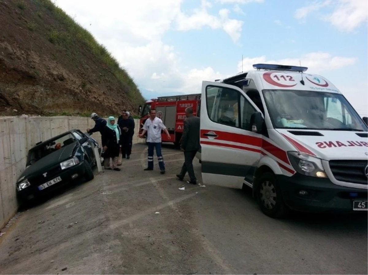 Bayan Sürücü Duvara Çarptı: 5 Yaralı