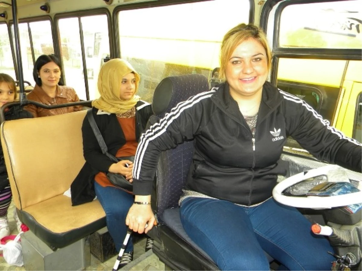 Edirne\'nin Bayan Minibüs Şoförü Görenleri Şaşırtıyor