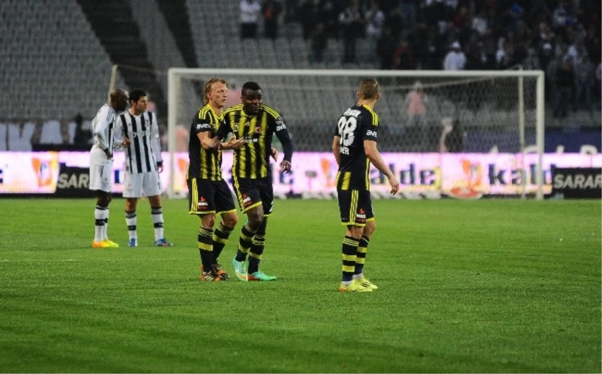 Emenike ile Caner, Derbide Tartıştı