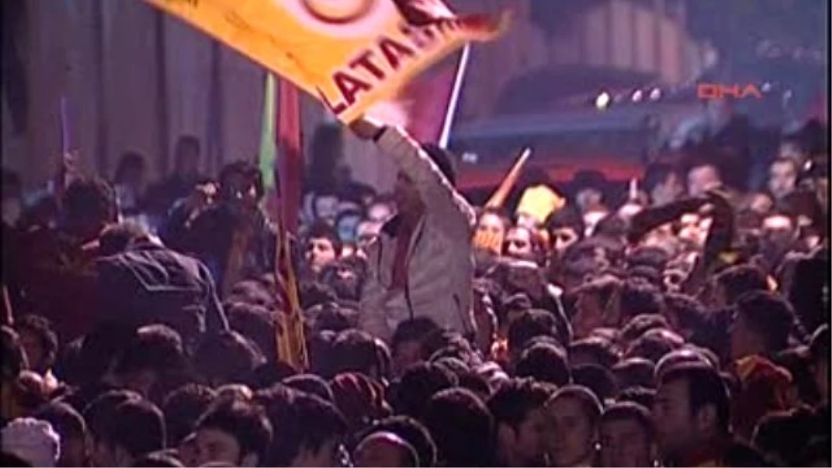 Galatasaray Taraftarı Florya\'ya Akın Etti