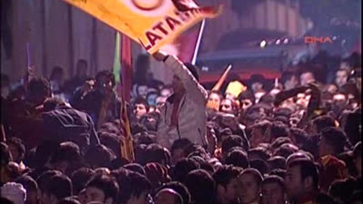 Galatasaray Taraftarı Florya\'ya Akın Etti