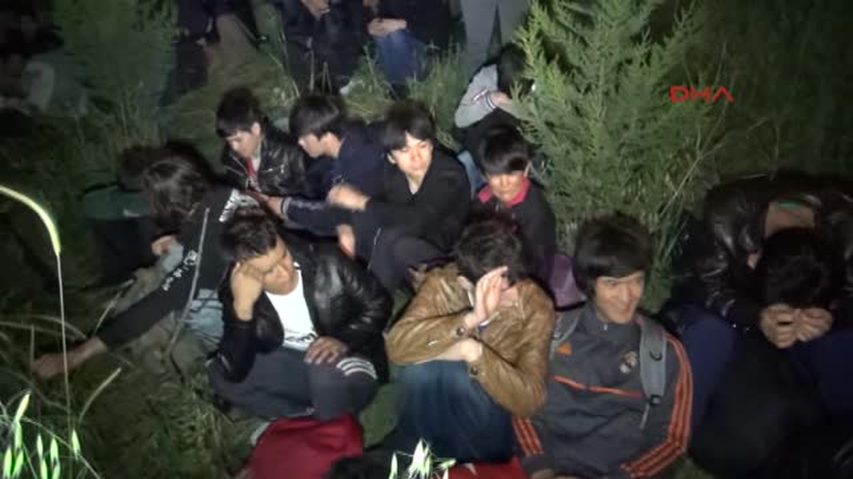 İzmir\'de Yasadışı Yollarla Yunanistan\'a Kaçmak İsteyen Biri Kadın 38 Kaçak, Kendilerini Taşıyan...