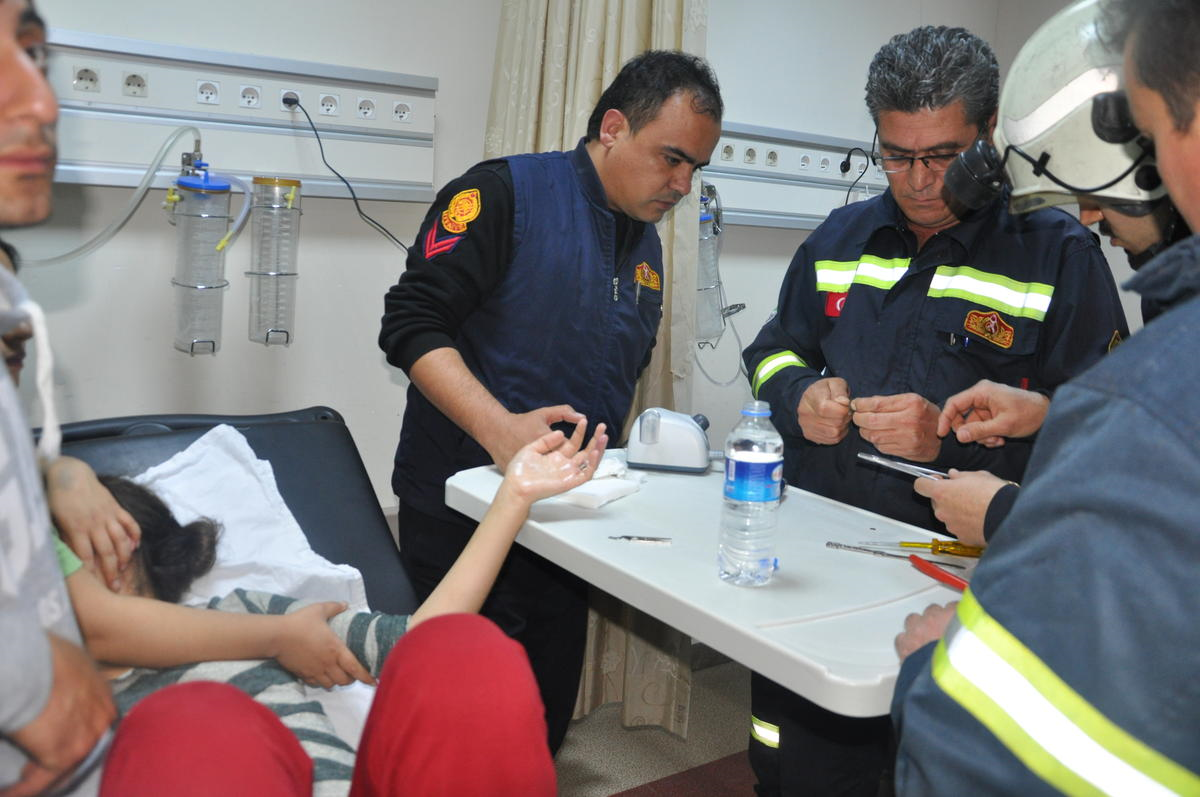 Parmağına Sıkışan Yüzükten İtfaiyenin Müdahalesiyle Kurtuldu