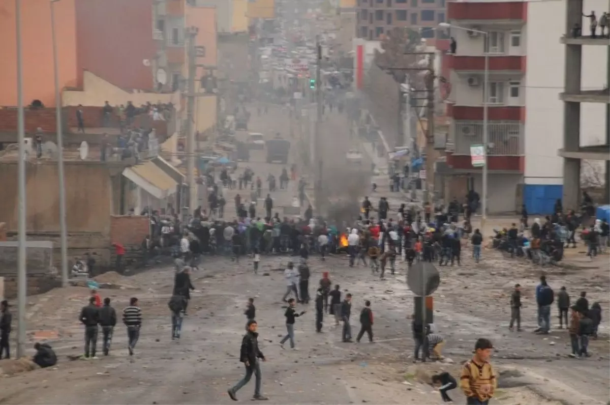 Şırnak\'ta İzinsiz Gösteriye Polis Müdahalesi