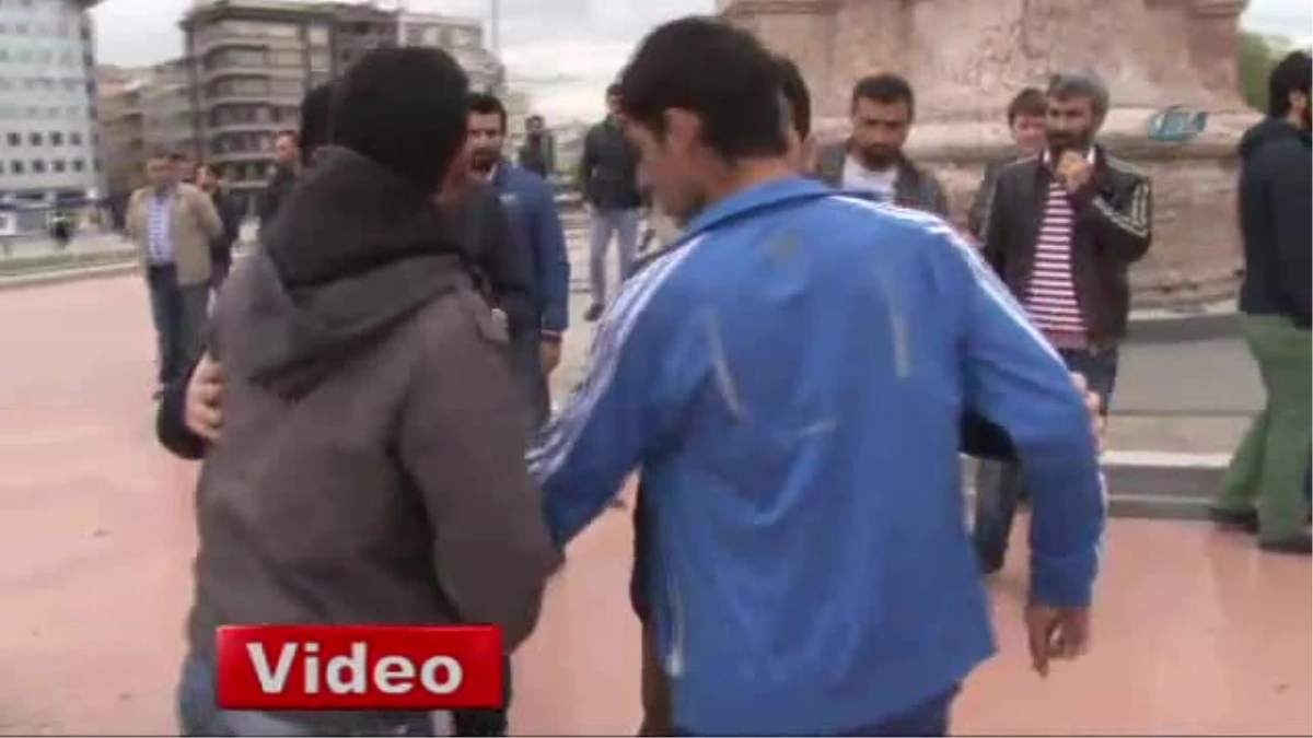 Taksim Anıtı\'na Ekmek Bırakmak İsteyen 2 Kişi Gözaltında