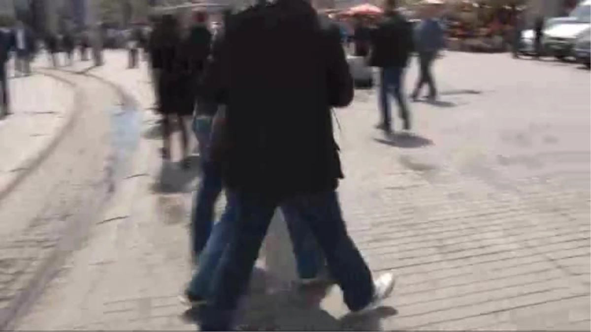 Taksim\'de Berkin Elvan Eylemine Bir Kez Daha Gözaltı