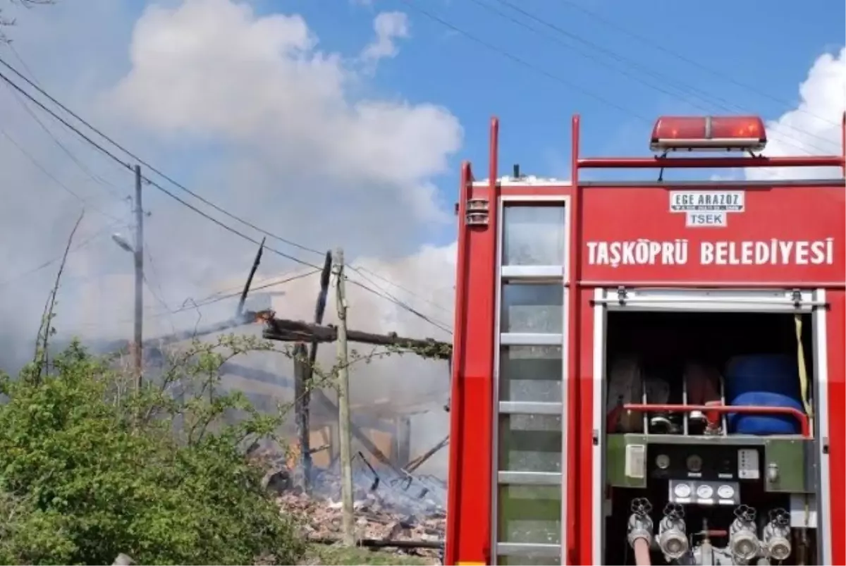 Taşköprü\'de Yangın: 2 Ev Kül Oldu