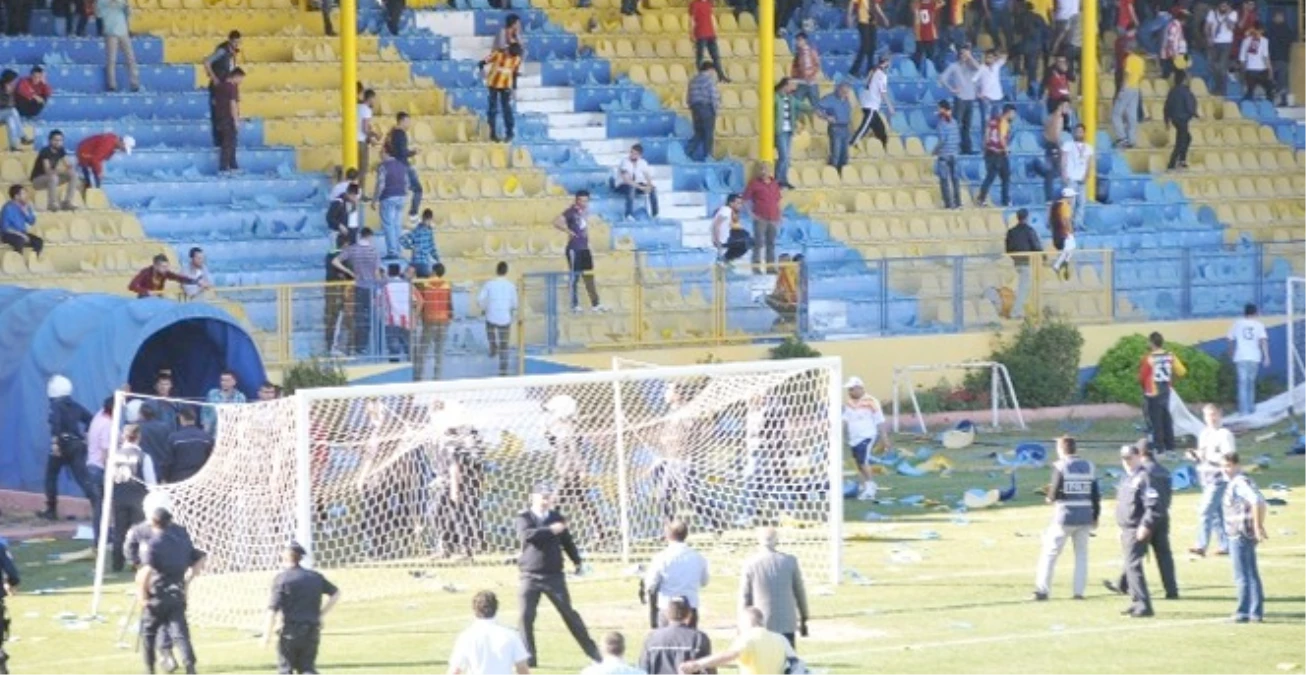 Yeni Malatyaspor Taraftarı Stadı Savaş Alanına Çevirdi