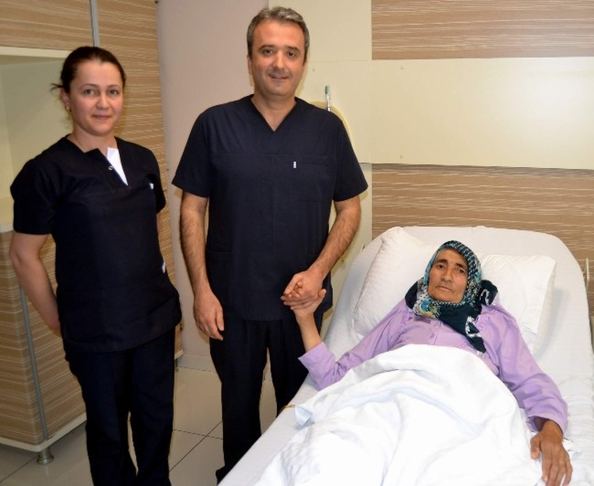 64 Yaşındaki Kadının Karnından 25 Santimetre Çapında Kitle Çıkartıldı