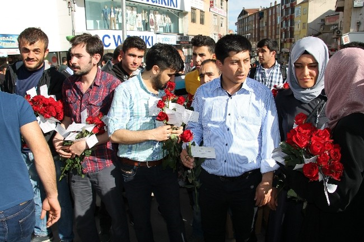 Aksaray\'da Bin 443 Adet Gül Dağıttılar