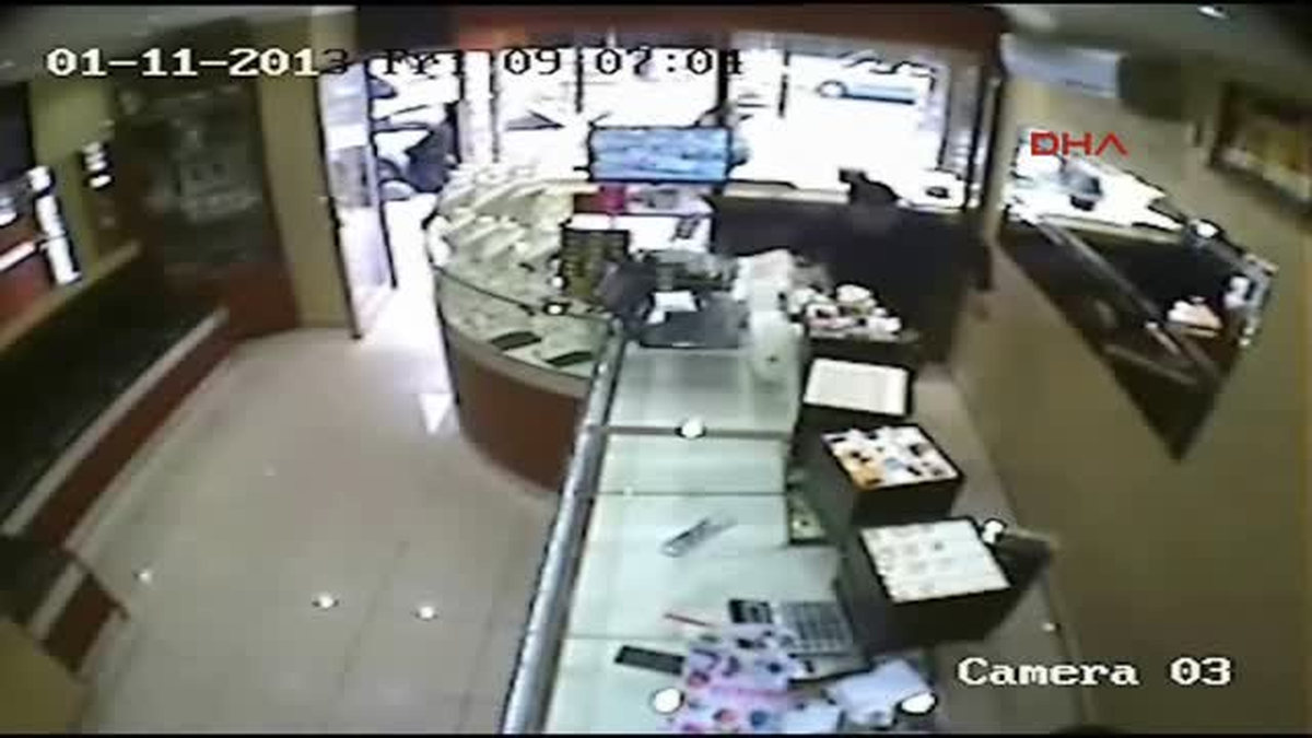 Kuyumcunun Akvaryumu Patlayınca, Soygun Yapamadan Kaçtılar