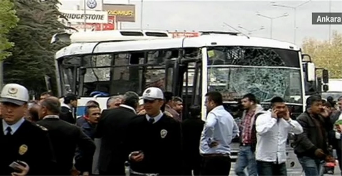 Ankara\'da Yolcu Minibüsüyle Çarpışan Halk Otobüsü Durağa Girdi (2)