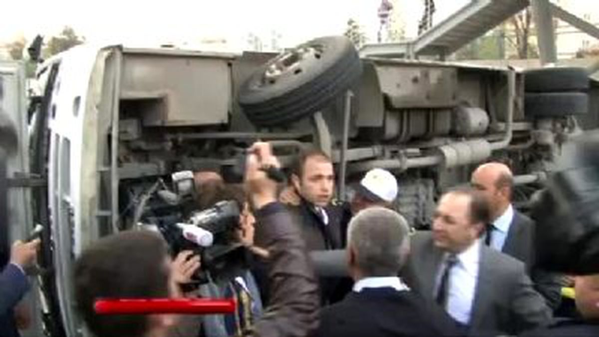 Ankara\'da Yolcu Minibüsüyle Çarpışan Halk Otobüsü Durağa Girdi: 2 Ölü, 20 Yaralı