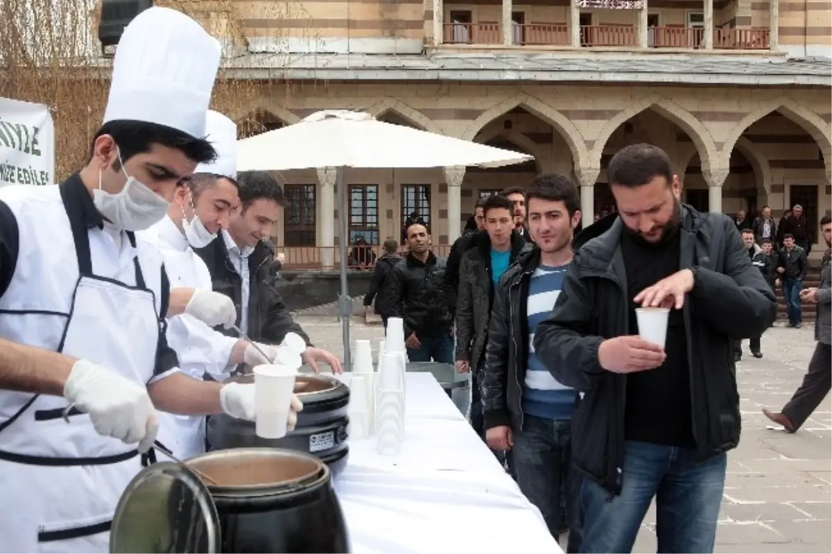 Atatürk Üniversitesi\'nden Bardakta Sıcak Çorba İkramı