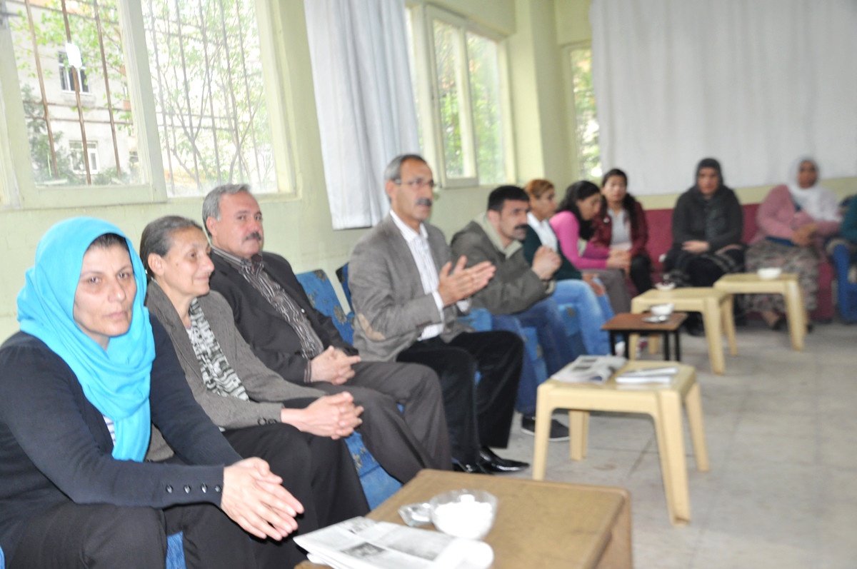 Bağlar Eş Başkanları Mahalle Meclislerini Gezdi