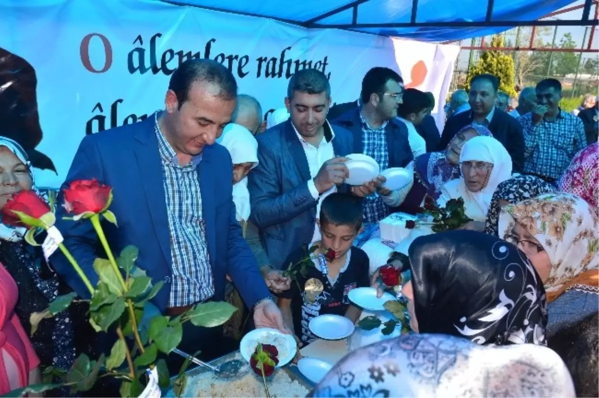 Başkan Alemdar Öztürk Vatandaşa Pilav Dağıttı