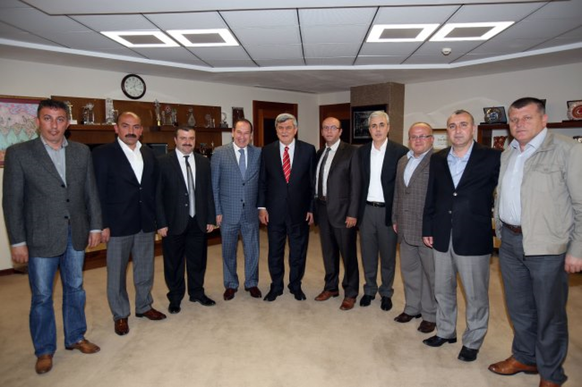 Başkan Karaosmanoğlu\'na Pastalı Kutlama
