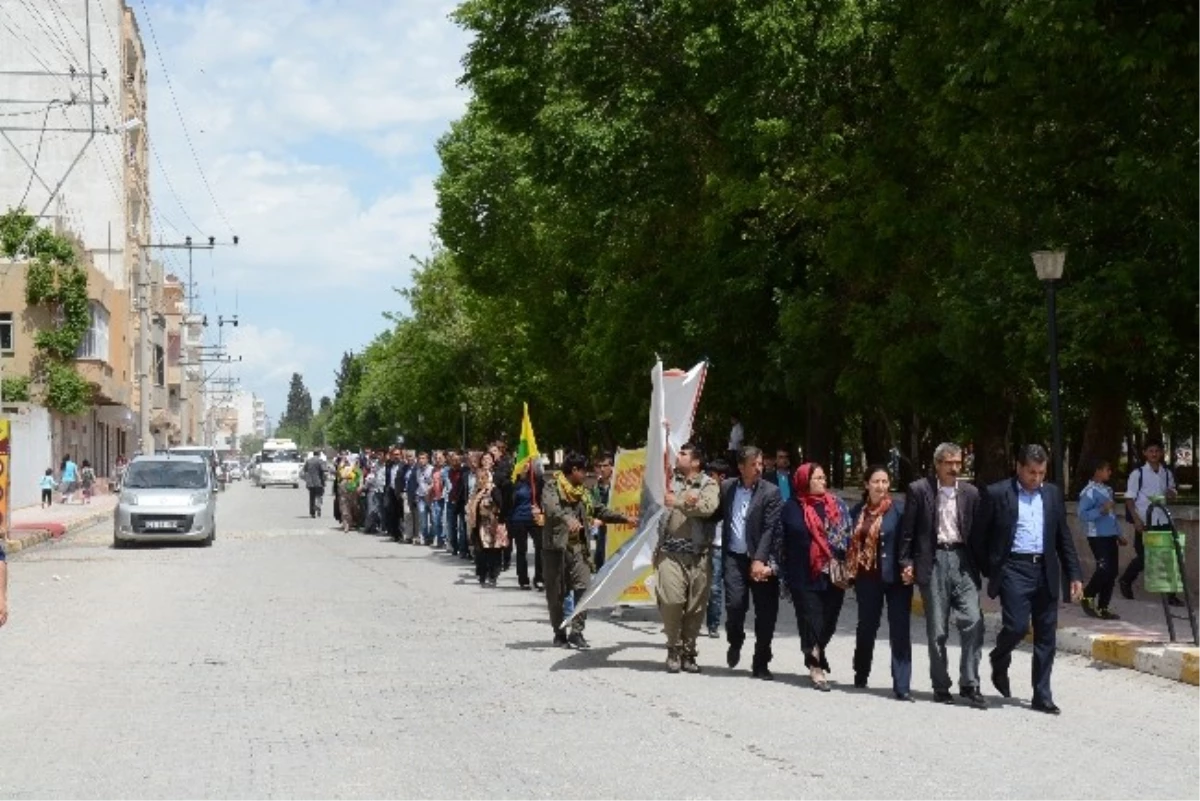 BDP\'liler Kuzey Irak ile Suriye Kürtleri Arasında Yapılan Hendeği Protesto Etti