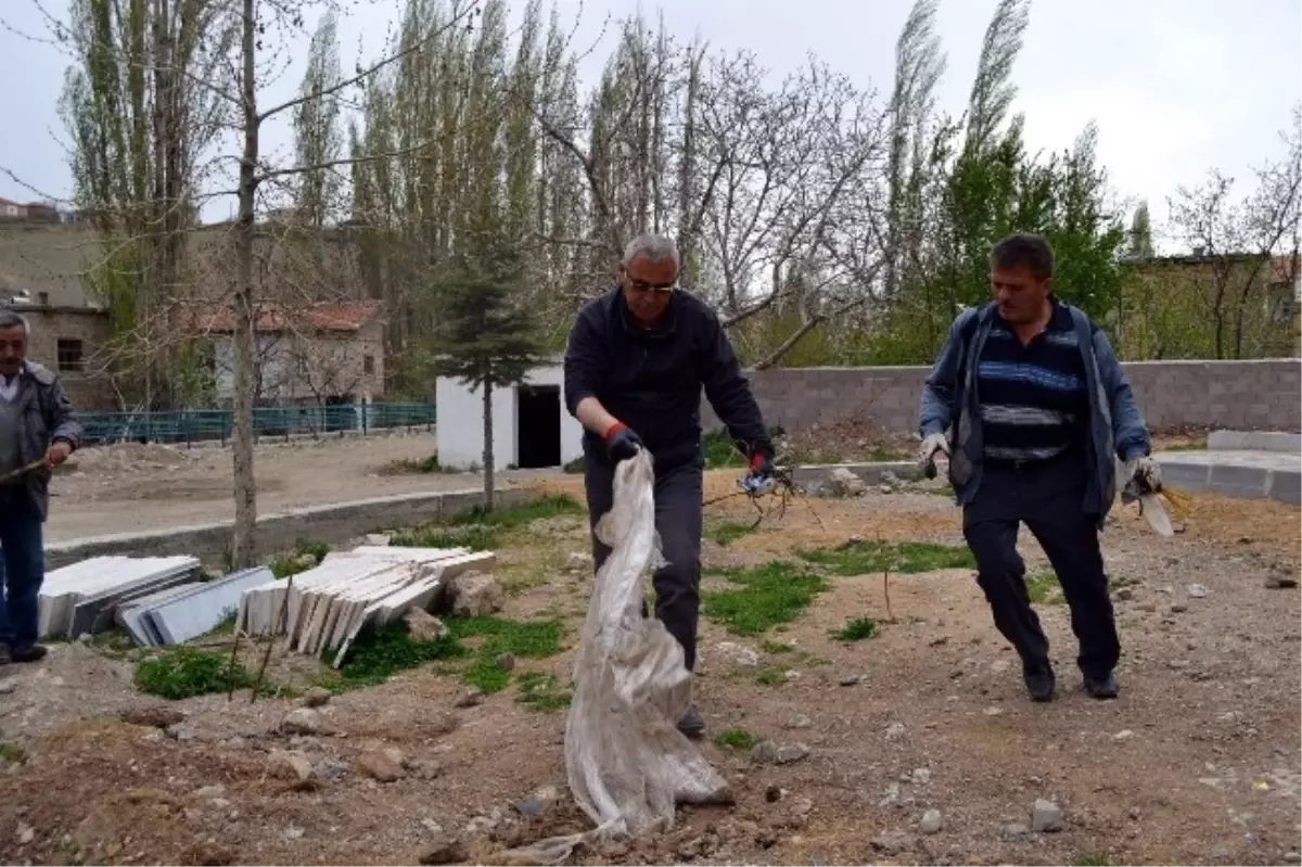 Belediye Başkanı Elinde Süpürge ve Kürek ile Çöp Topladı