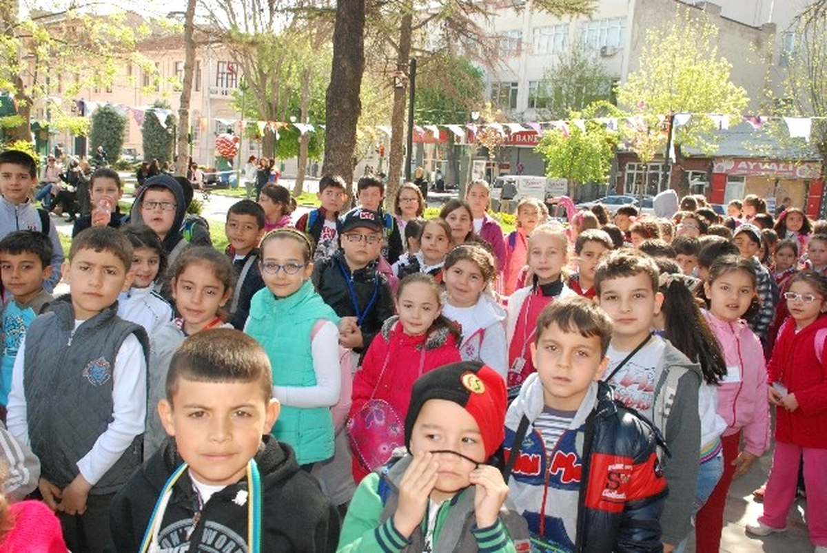 Çocuklar 23 Nisan\'a Hazırlanıyor
