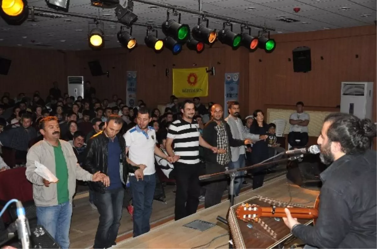 Derik\'te Grup Abdal Konserine Yoğun İlgi