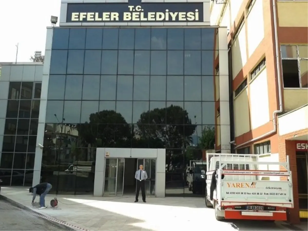 Efeler Belediye Binasının Tabelası Asıldı