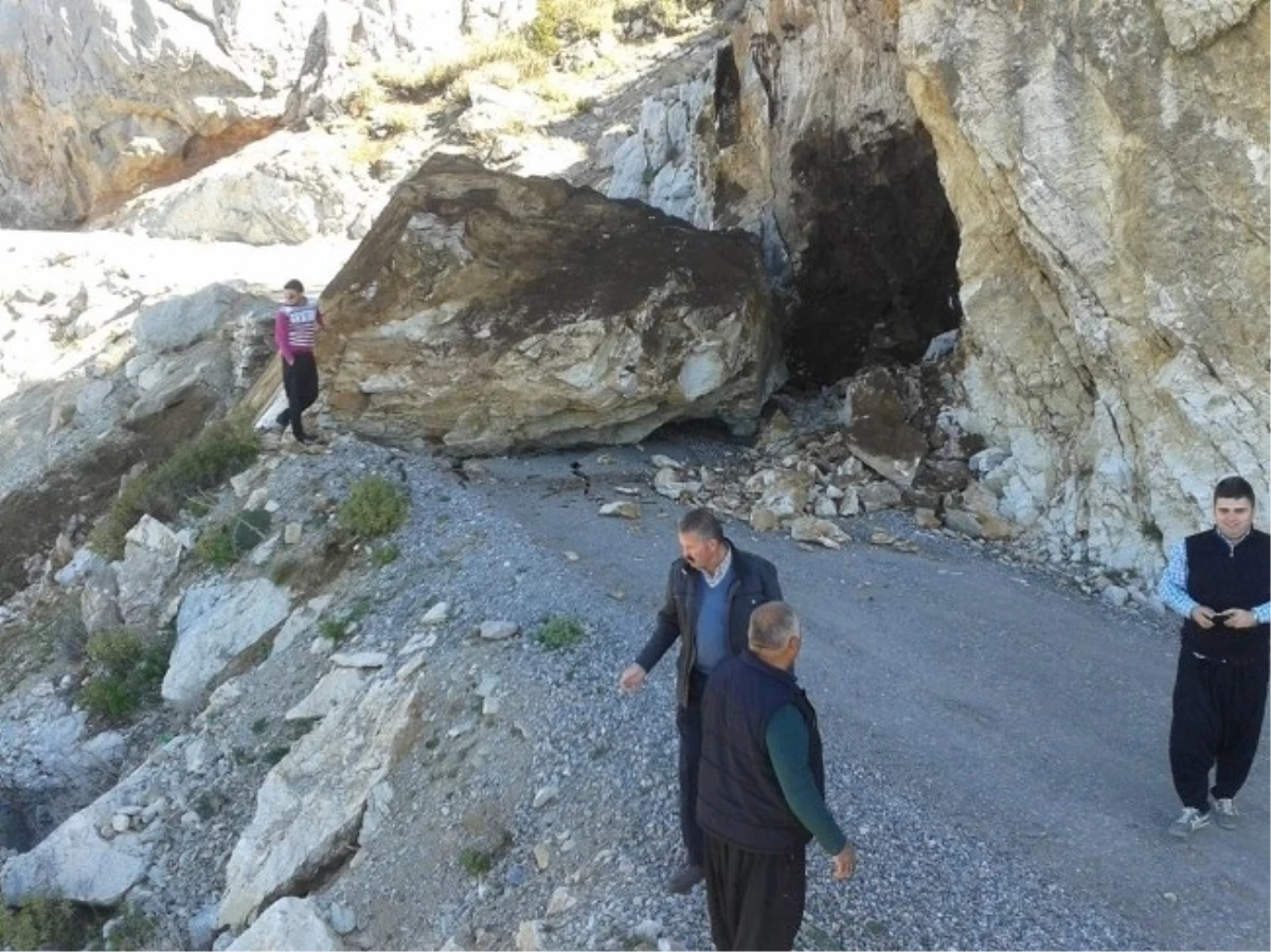 Gazipaşa İlçesinde Heyelan Yayla Yolunu Trafiğe Kapattı