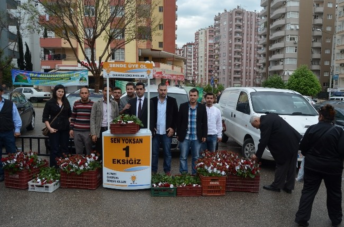 Hazreti Muhammed\'in Doğumunun Bin 443. Yılında Bin 443 Gül Dağıttılar