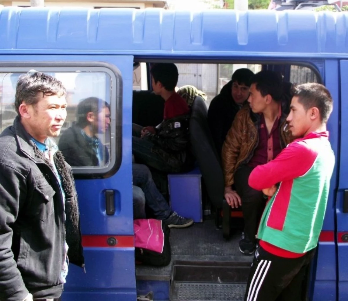Jandarmanın Durdurduğu Minibüste 21 Mülteci Yakalandı