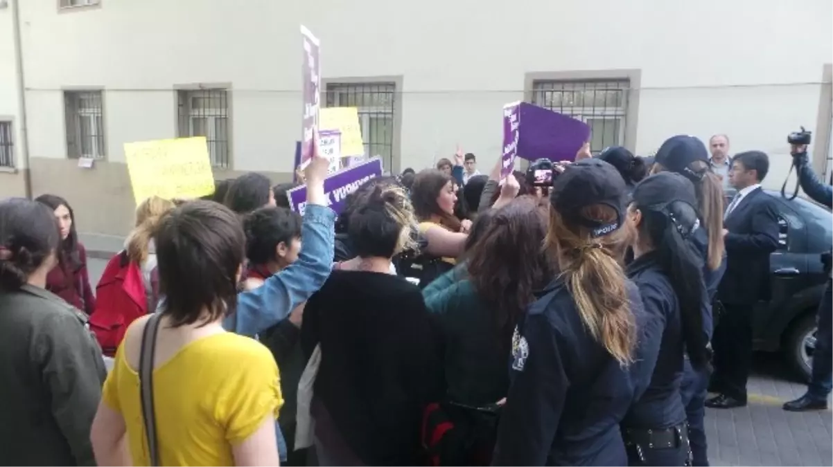 Kadın Cinayetini Protesto Edenlerle Polis Arasında Gerginlik