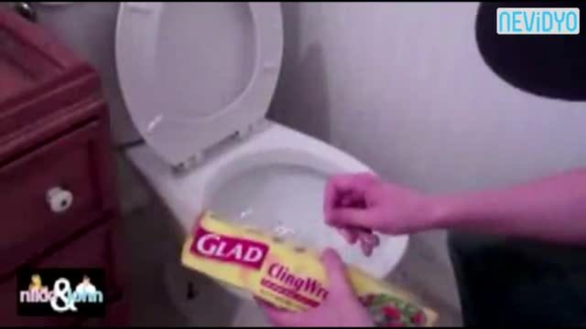 Klozeti Streç Filmle Sardı Ve....