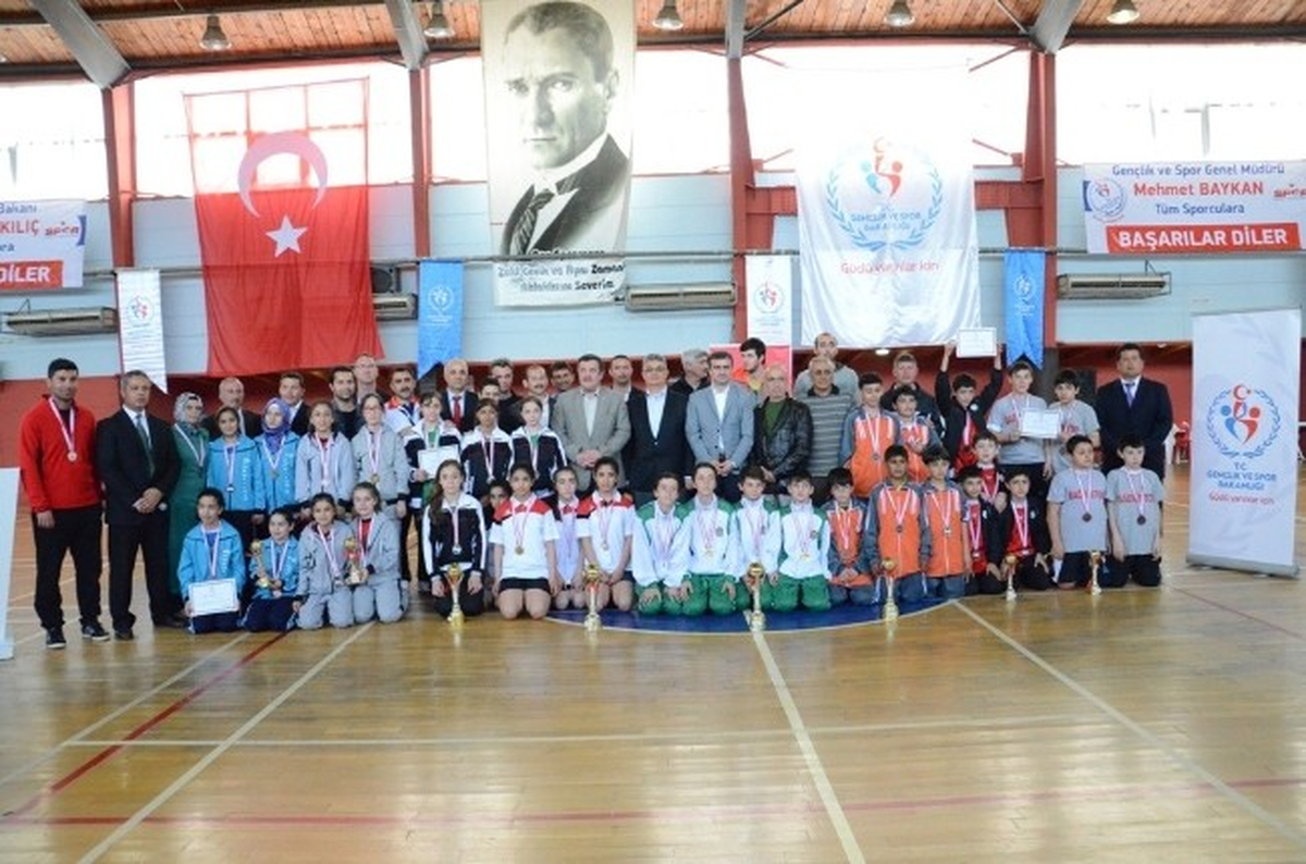 Küçük Badmintoncular Düzce\'de Şampiyon Oldu