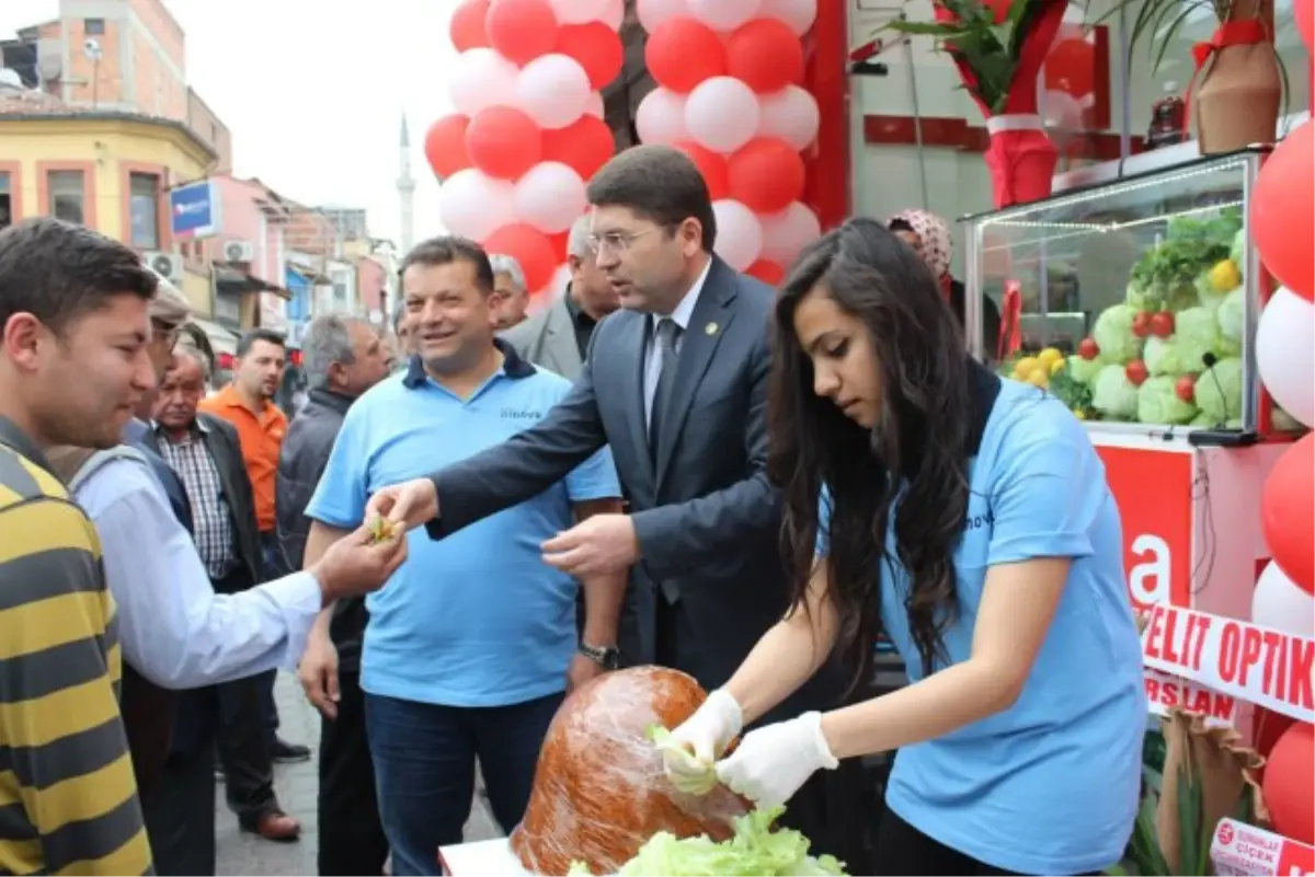 Milletvekili Tunç\'tan Açılışta Çiğ Köfte İkramı