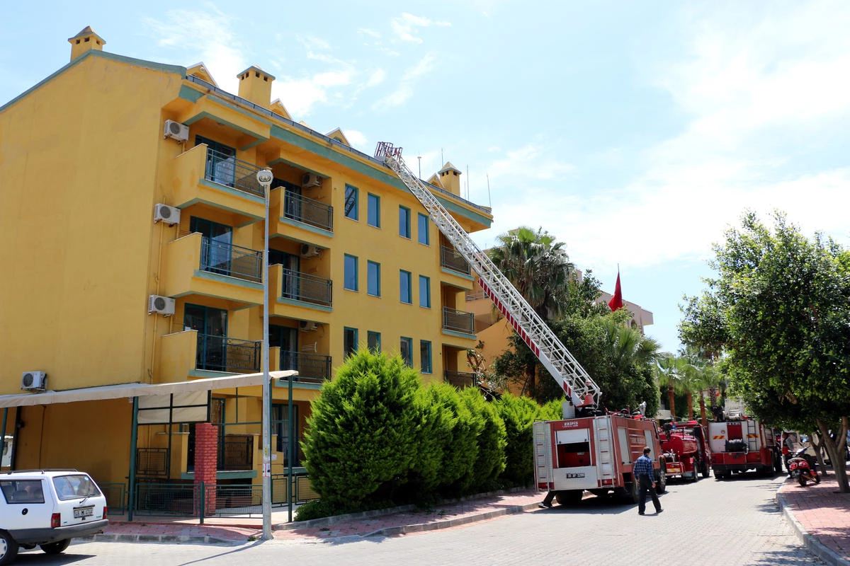 Otel Yangınına Bahçe Hortumuyla Müdahale