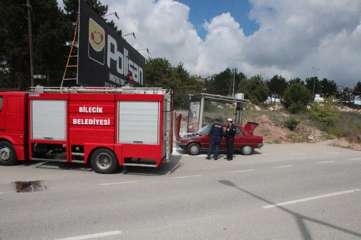Otomobili Kül Olmaktan Polis Memuru Kurtardı