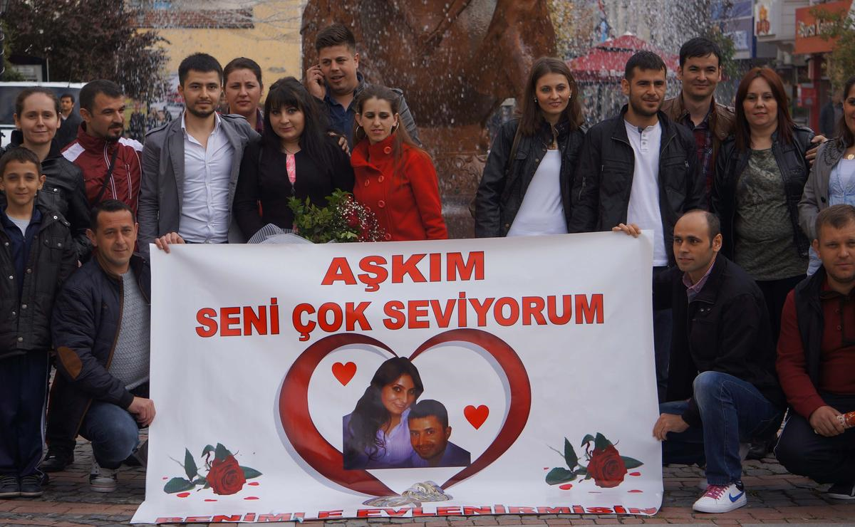 Pankartlı Evlenme Teklifi