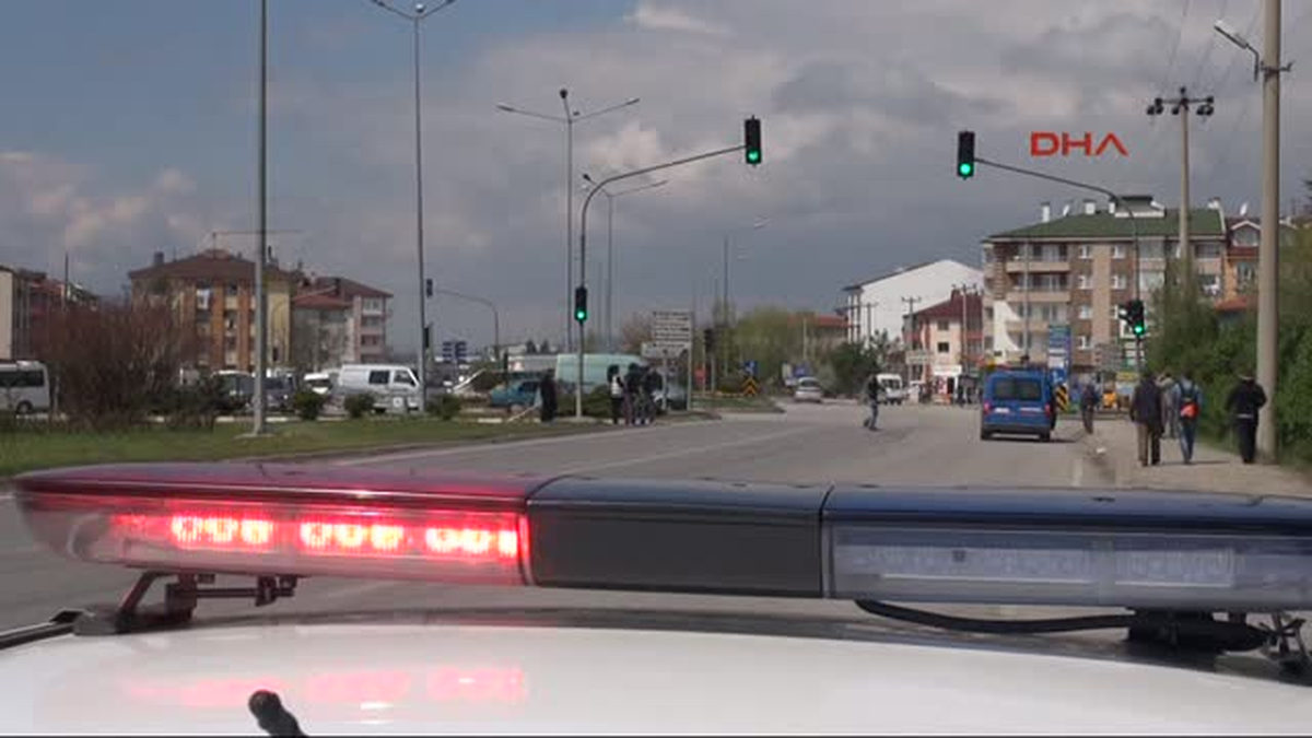 Polise Rağmen Kırmızı Işıkta Geçtiler