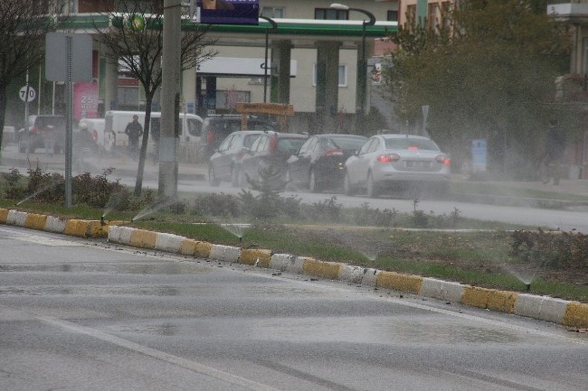Refüjlere Otomatik Sulama Çalışmaları Sürüyor