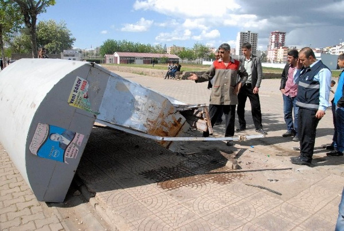 Şanlıurfa\'da Otomobil Dolmuş Durağına Çarptı