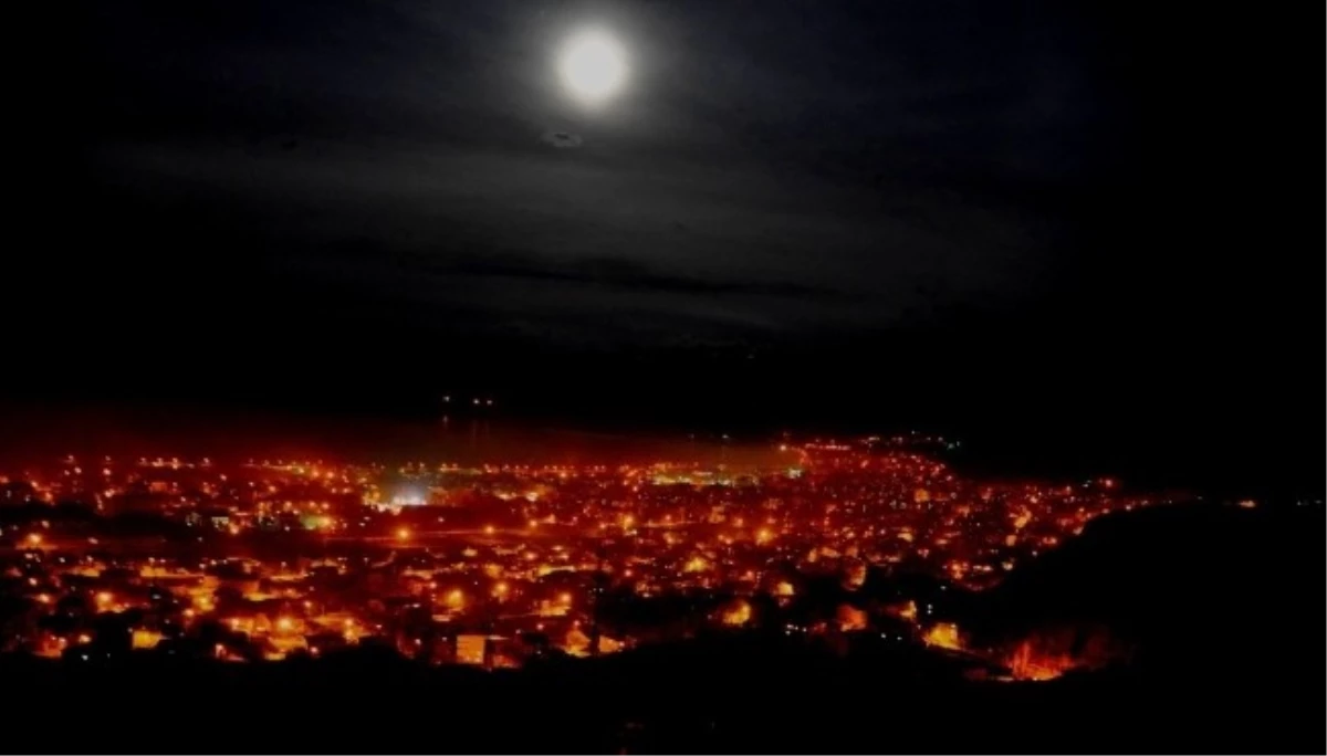 Tatvan\'da Muhteşem Gece Manzarası