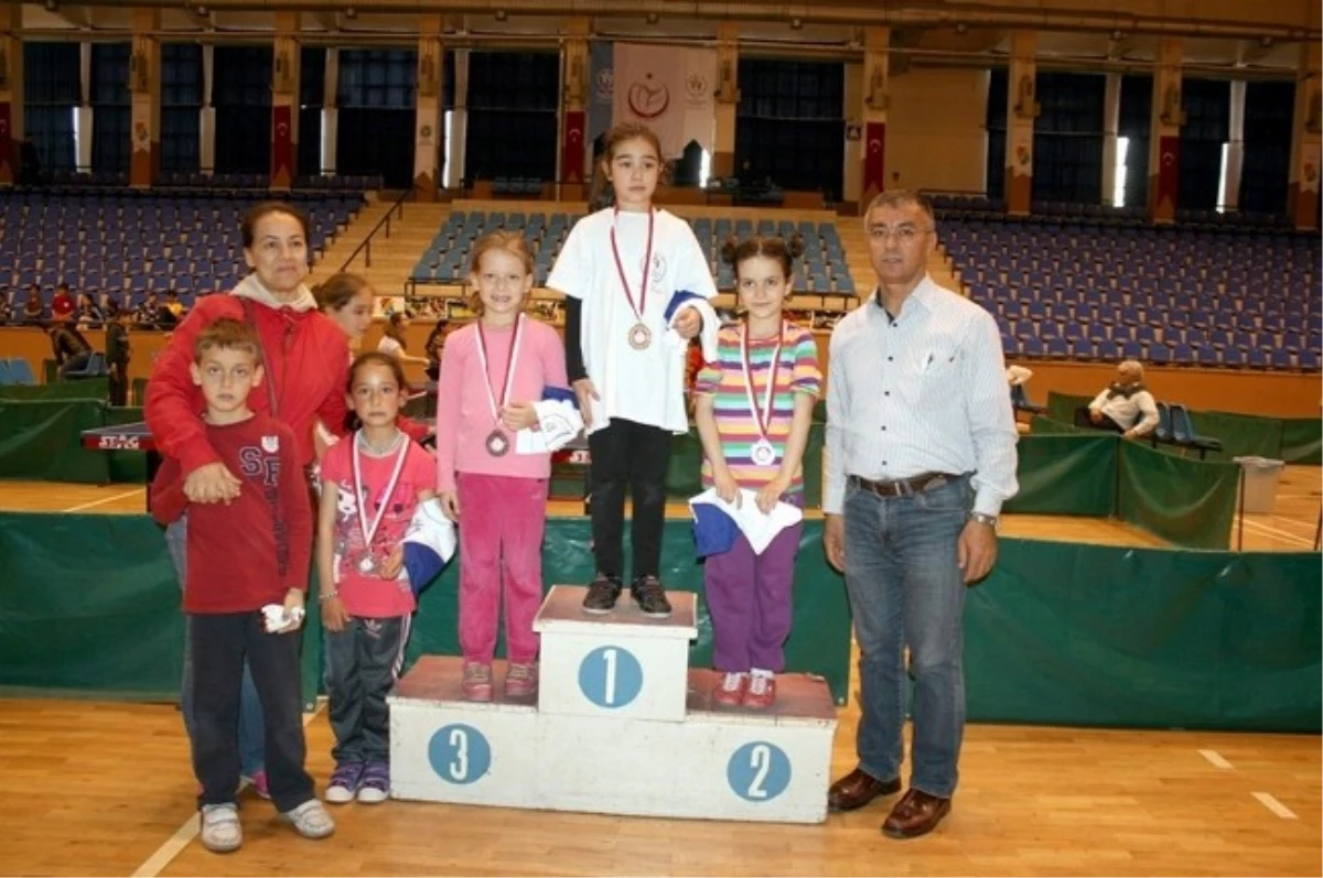 23 Nisan Masa Tenisi Turnuvasında Dereceye Giren Sporcular Ödüllendirildi