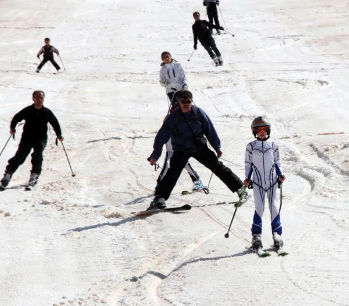 Ağrı Dağı\'nda Nisan Ayında Kayak Yapıyorlar