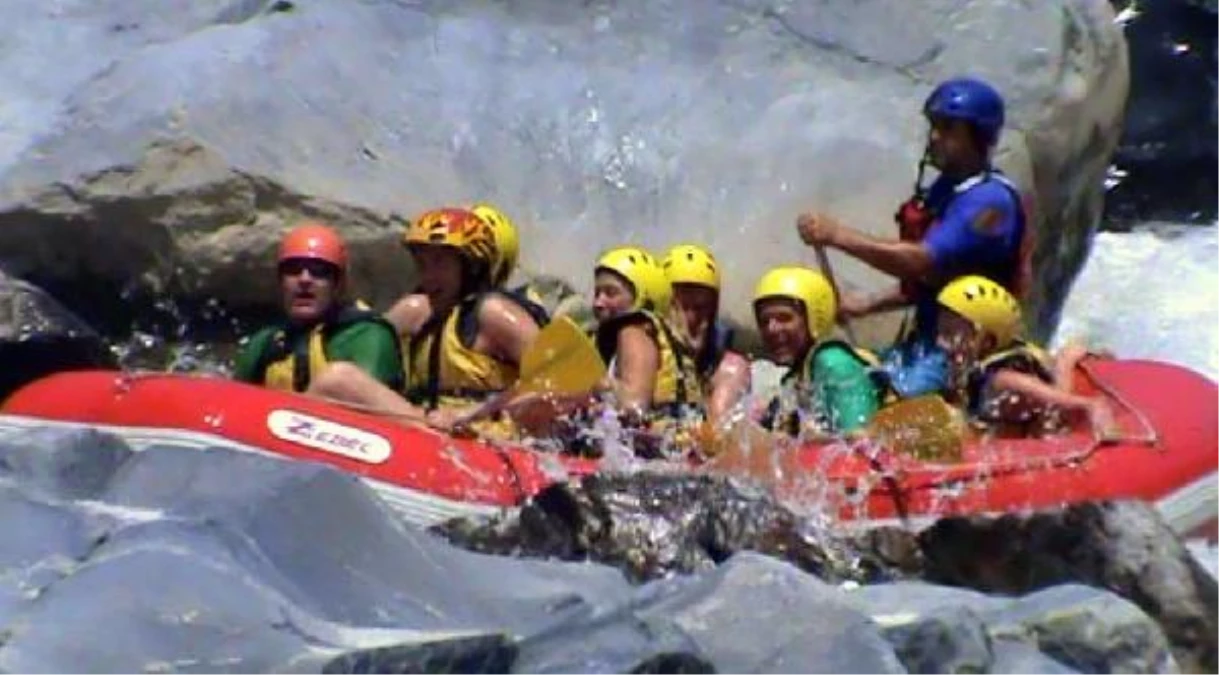 Dalaman Çayı\'nda Rafting Sonrası Yucarlakçay\'da Serinlediler