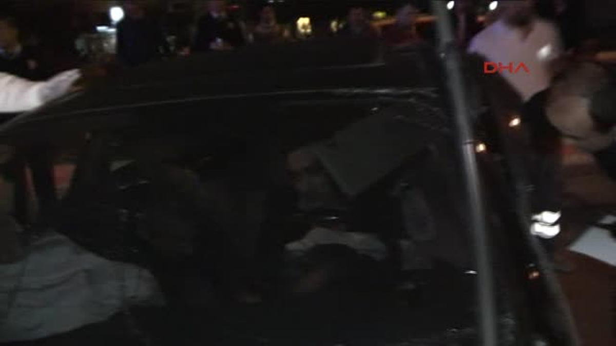 Avukat, Kaza Yapan Otomobilde Sıkıştı