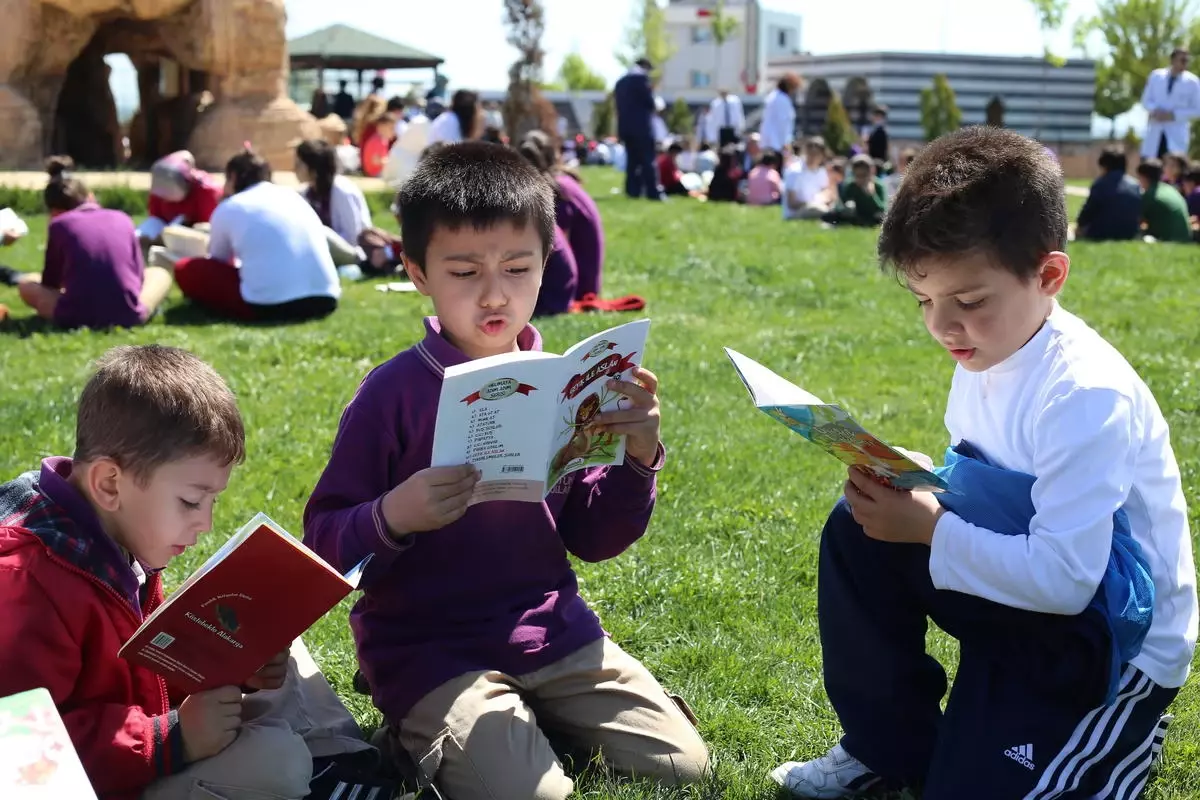 Aynı Anda 2 Bin Kişi Kitap Okudu