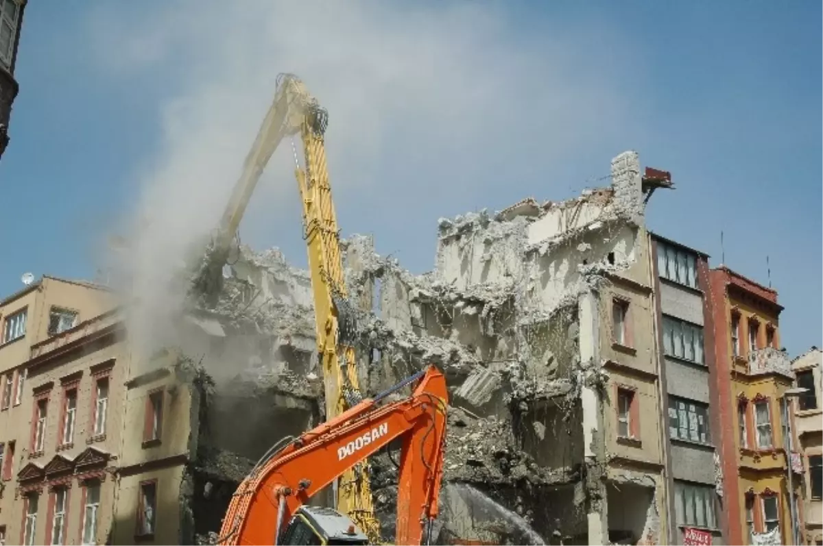 Beyoğlu Emniyetinin Eski Binası Yıkıldı