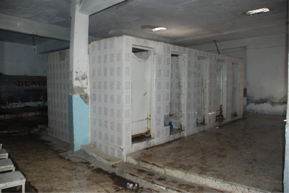 Camideki Abdesthane ve Tuvalet Bakımsızlıktan Yıkılıyor