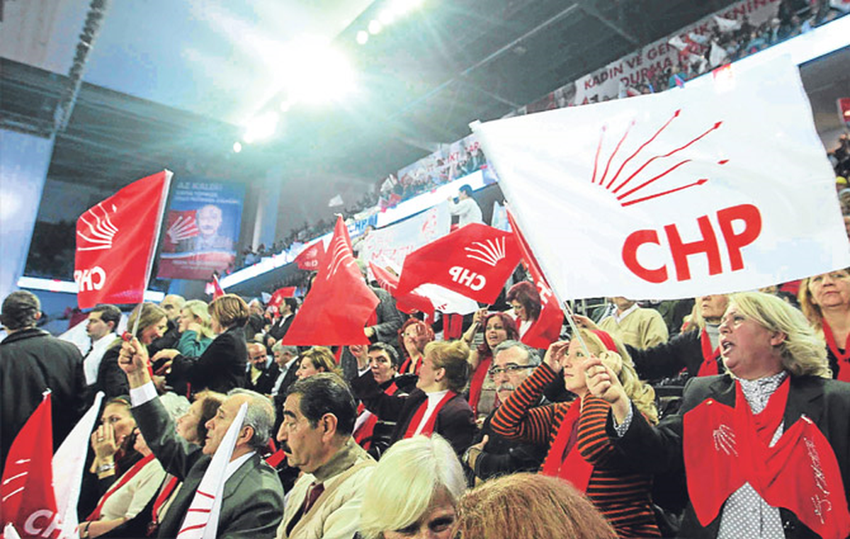 CHP\'de Kurultayın Bir Yıl Ertelenmesi Gündemde
