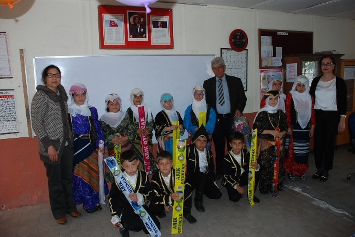 Didimli Muhtartan Öğrencilere 23 Nisan Hediyesi