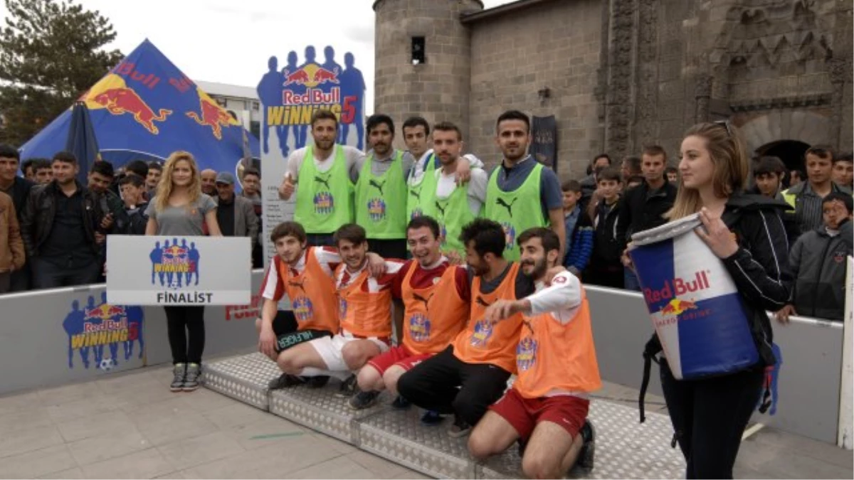 Erzurum ve Konya\'da Haftasonu Sokak Futbolu Keyfi Yaşandı